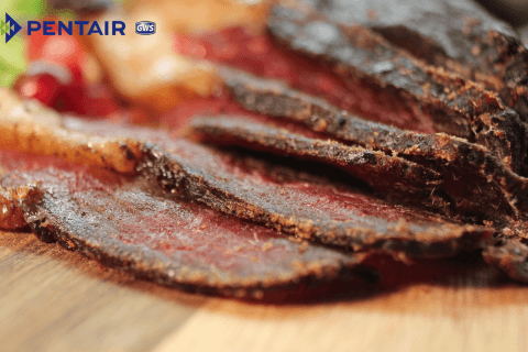 Khô bò là món ăn được cả người già lẫn trẻ nhỏ yêu thích